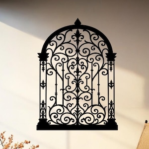 Może przedstawiać: Czarna dekoracja ścienna z kutego żelaza z łukowatym wzorem, skomplikowanymi zawijasami i pionowymi prętami. Ozdoba jest zamontowana na ścianie w neutralnym kolorze, tworząc uderzający kontrast. Projekt zawiera akcenty fleur-de-lis.