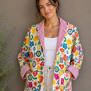 Chaqueta acolchada de algodón con estampado floral: abrigo estilo boho patchwork, prenda ligera para combinar con otras capas.