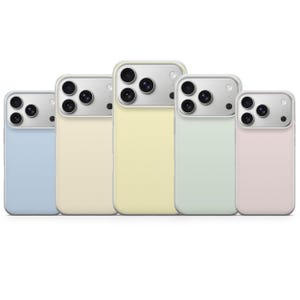 Op de afbeelding: Vijf smartphonehoesjes op een rij, elk met een effen pastelkleurige achterkant en een zilverkleurige uitsparing voor de cameramodule. De kleuren van links naar rechts zijn lichtblauw, crème, lichtgeel, mintgroen en zachtroze.