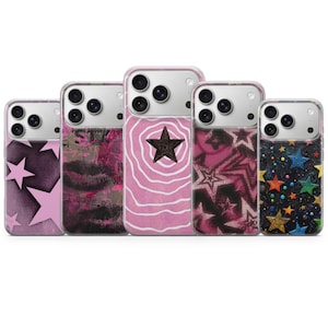 Peut inclure: Cinq coques de smartphone alignées, chacune avec un motif distinct. Les designs incluent des étoiles roses sur fond noir, un graphique sombre avec des lèvres et du texte, une spirale rose avec une étoile centrale, un collage d'étoiles roses et des étoiles pailletées colorées.