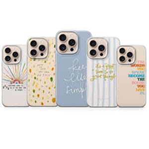 Pode incluir: Uma coleção de cinco capas de telemóvel com citações e designs inspiradores. As capas apresentam várias cores, incluindo azul, amarelo e branco, com textos como "Keep life simple" e "It's a great time to do great things."