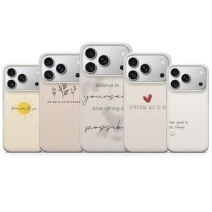 Puede incluir: Cinco fundas para smartphone con diseños variados. La primera tiene un sol amarillo y el texto Here comes the sun. La segunda presenta arte lineal floral negro y el texto NO RAIN, NO FLOWERS. La tercera muestra el texto Believe In yourself everything is possible. La cuarta muestra un corazón rojo y el texto EVERYTHING WILL BE OK. La quinta tiene el texto See good in all things y una cara sonriente.