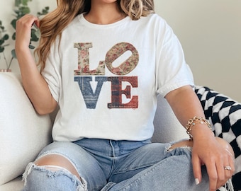 T-shirt en faux patchwork LOVE | T-shirt graphique style tissu vintage, toile Bella 3001