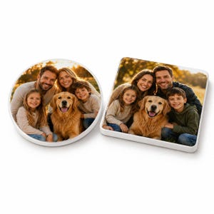 Puede incluir: Un posavasos redondo y uno cuadrado, cada uno con una fotografía impresa de una familia compuesta por dos adultos, dos niños y un perro golden retriever. La familia sonríe al aire libre en un entorno soleado con un fondo natural difuso.