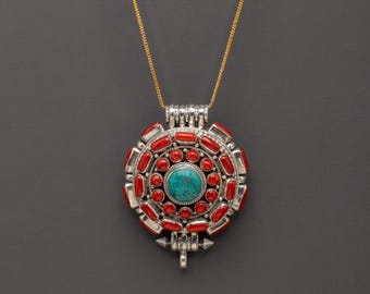 Ciondolo tribale himalayano / Pendente in argento sterling con corallo e turchese / Amuleto etnico buddista artigianale per forza e prosperità