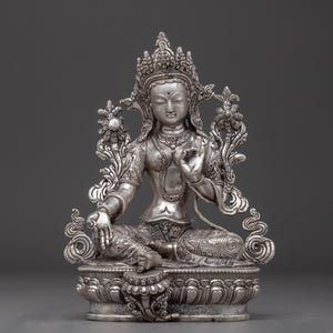 Statua di Tara Verde Argentata – 25 cm / Scultura buddista realizzata a mano in placcatura in argento / Divinità protettrice compassionevole per decorazione spirituale