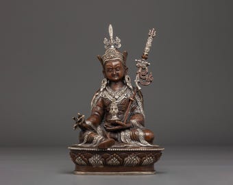 Sacred Guru Rinpoche Statue | Handgemachtes versilbertes Kunstwerk | Tibetisch-buddhistische Figur für Segen & spirituellen Schutz
