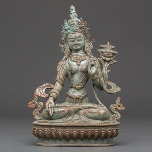 Statua sacra della dea guaritrice Tara Bianca / Statuetta buddista tibetana in rame / Divinità spirituale simbolo di pace e compassione / Arte nepalese