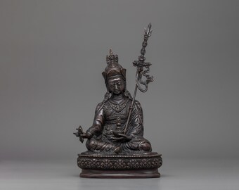 Guru Rinpoche Tantrischer Meister des Vajrayana Buddhismus Statue | Heiliges Symbol der Weisheit und spirituellen Kraft | Buddhistische Meister-Figur aus dem Himalaya