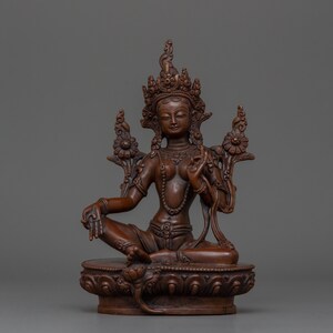 Tara verde in Varada Mudra / Decorazione per altare buddista / Scultura buddista / Statua del buddismo himalayano, icona meditativa / Decorazione spirituale per la casa