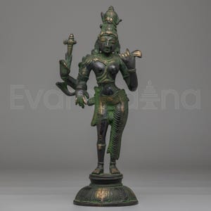 Puede incluir: Estatua de bronce de una deidad de múltiples brazos, de pie sobre una base redonda. La figura está adornada con ropa detallada y un tocado. La estatua tiene un color bronce oscuro con acentos verdes, y es una representación de arte religioso.