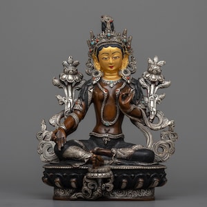 Estatua de Tara Verde de cobre oxidado tallada a mano con baño de plata: arte budista espiritual para la meditación y la decoración consciente del hogar.