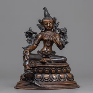 Estatua de la Fundación Tara Verde: un oasis de cobre oxidado de compasión y liberación espiritual, escultura sagrada zen budista del Himalaya