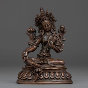 Statua di Tara verde tibetana fatta a mano / Opera d&#39;arte nepalese in rame ossidato / Divinità della compassione himalayana / Decorazione per la protezione spirituale e la meditazione