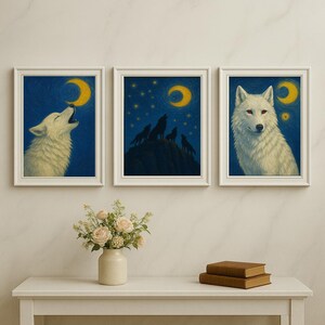 Puede incluir: Tres impresiones artísticas enmarcadas con lobos bajo un cielo estrellado. Una impresión muestra un lobo blanco aullando a una luna creciente. Otra representa lobos en una colina. La tercera muestra un lobo blanco con ojos rojos.