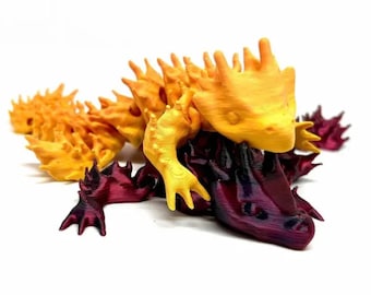Può includere: Statuetta di drago stampata in 3D nei toni del giallo, arancione e bordeaux. Il drago ha una schiena appuntita, artigli dettagliati e un corpo strutturato. La statuetta è un oggetto decorativo unico.