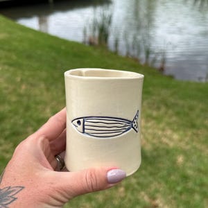 Handgjord fiskmugg i keramik | Minimalistisk kustkeramikmugg | Stengods inredning för strandhus