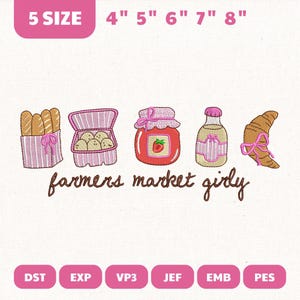 Peut inclure: Motif brodé avec une baguette, un panier de petits pains, un pot de confiture avec une fraise, une bouteille et un croissant. Le texte "farmers market girly" est en dessous. Disponible en 5 tailles, de 10 cm à 20 cm.