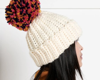 Modello per cappello lavorato a maglia con pompon fatto a mano, modello per maglia, cappelli da infilare, pompon a coste con tesa unisex, cappello invernale dalla vestibilità comoda, download PDF, inglese