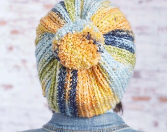 Modello per berretto con pompon grosso, modello per maglia, pompon a coste con tesa da donna, cappelli da infilare, cappello invernale dalla vestibilità comoda, download PDF, PDF in inglese