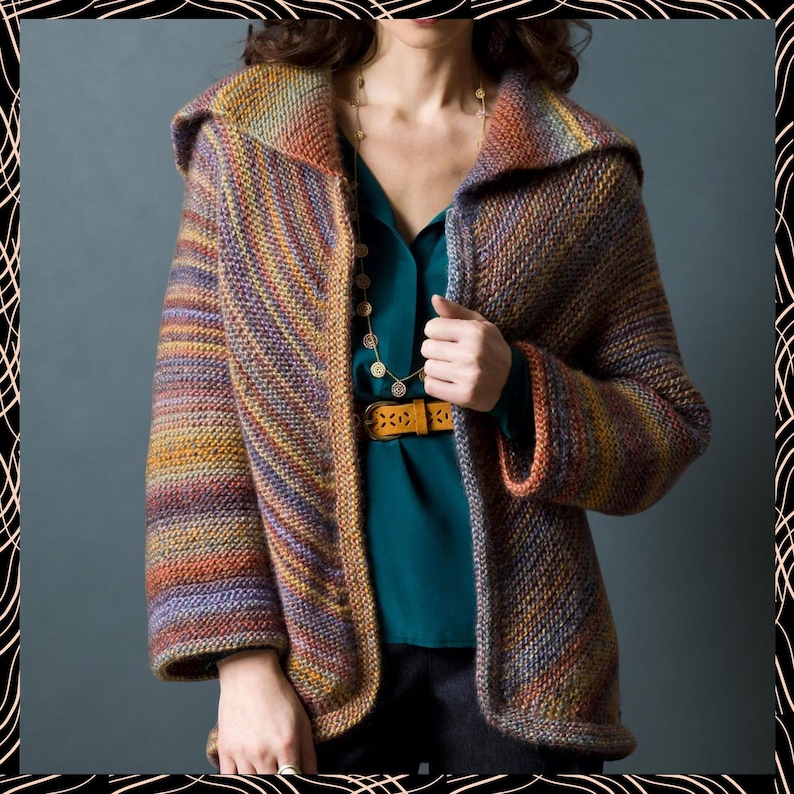 Puede incluir: Chaqueta de punto con capucha multicolor en tonos morados, naranjas y marrones. La chaqueta tiene cuello chal y mangas largas. La modelo lleva una blusa verde azulado y un collar dorado. Un cintur&oacute;n marr&oacute;n ci&ntilde;e la cintura.