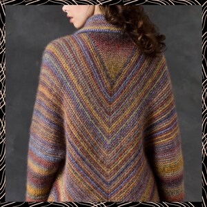 Puede incluir: Un su&eacute;ter de punto multicolor con dise&ntilde;o de cuello en V. El su&eacute;ter presenta un patr&oacute;n de chevr&oacute;n con rayas amarillas, moradas, rojas y marrones. La prenda tiene cuello y mangas largas, adecuada para climas m&aacute;s fr&iacute;os.