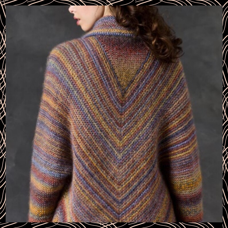 Puede incluir: Un su&eacute;ter de punto multicolor con dise&ntilde;o de cuello en V. El su&eacute;ter presenta un patr&oacute;n de chevr&oacute;n con rayas amarillas, moradas, rojas y marrones. La prenda tiene cuello y mangas largas, adecuada para climas m&aacute;s fr&iacute;os.