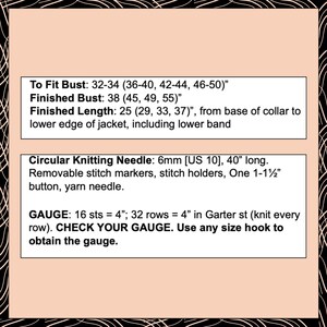 Puede incluir: Una tarjeta rectangular blanca con texto negro que proporciona detalles de un patr&oacute;n de tejido. El texto incluye medidas de busto y largo en pulgadas, tama&ntilde;o de aguja e instrucciones de calibre. La tarjeta est&aacute; sobre un fondo decorativo.