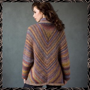 Puede incluir: Un su&eacute;ter de punto multicolor con un dise&ntilde;o en forma de V. El su&eacute;ter presenta una mezcla de colores que incluyen morado, amarillo y marr&oacute;n. El su&eacute;ter tiene un cuello alto y mangas largas. La parte trasera del su&eacute;ter es visible en la imagen.