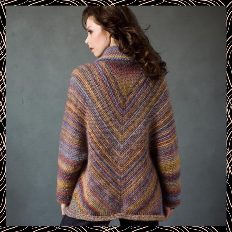 Puede incluir: Un su&eacute;ter de punto multicolor con un dise&ntilde;o en forma de V. El su&eacute;ter presenta una mezcla de colores que incluyen morado, amarillo y marr&oacute;n. El su&eacute;ter tiene un cuello alto y mangas largas. La parte trasera del su&eacute;ter es visible en la imagen.