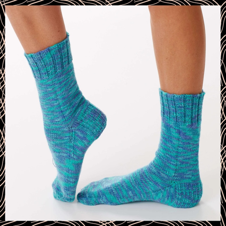 Peut inclure: Une paire de chaussettes tricot&eacute;es bleues et turquoise. Les chaussettes ont un bord-c&ocirc;te et un motif mouchet&eacute;. Elles sont pr&eacute;sent&eacute;es sur fond blanc.