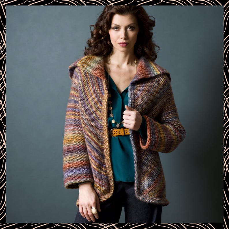 Puede incluir: Chaqueta de punto multicolor con cuello chal. La chaqueta presenta un patr&oacute;n de rayas diagonales en tonos naranja, morado y marr&oacute;n. La modelo lleva un top verde azulado y un cintur&oacute;n dorado. La chaqueta tiene mangas largas.