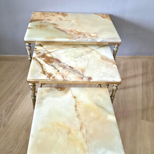 Ensemble exclusif de 3 tables gigognes néoclassiques vintage de grande qualité - Laiton massif et onyx naturel - Circa 1960/1970
