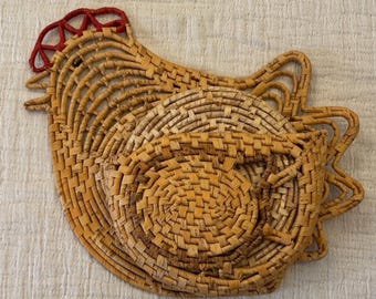 Salvamanteles vintage tejido con forma de gallina