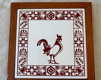 ¡Vintage! Salvamanteles o adorno de pared de cerámica con forma de gallo enmarcado, en rojo y blanco.