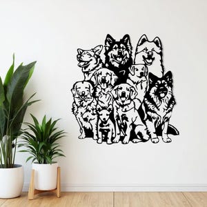 Peut inclure: Décoration murale en métal noir et blanc représentant un groupe de différentes races de chiens. Les chiens sont représentés dans un style stylisé et illustratif, avec des contours et des expressions détaillés. L'œuvre est fixée sur un mur blanc.