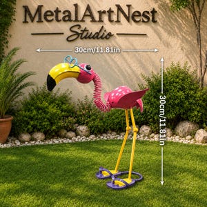 Könnte beinhalten: Eine Flamingo-Skulptur aus Metall mit einem rosa Körper, einem gelb-schwarzen Schnabel und einer blauen Drahtbrille. Der Hals besteht aus einer Spiralfeder und die Füße sind violette Flip-Flops. Sie ist 30 cm hoch und 30 cm breit.