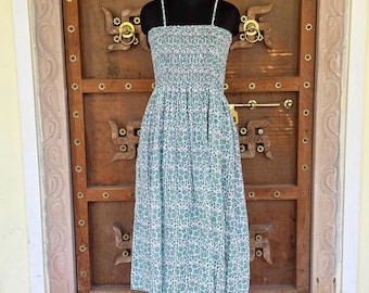 Vestido midi floral boho com detalhes franzidos e alças finas, ideal para o verão.