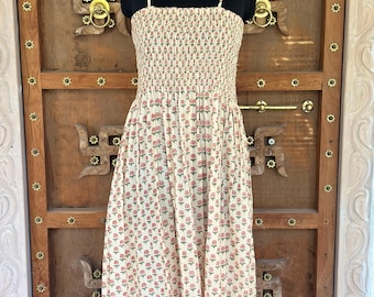Vestido midi floral com detalhes franzidos feitos à mão, vestido de algodão para o verão, vestido com estampa em blocos e alças ajustáveis.