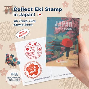 Peut inclure: Un carnet de tampons de voyage format A6 intitulé Japan Stamp Book avec une illustration de couverture montrant une personne avec un parapluie rouge près d'un temple. Inclut des tampons à l'encre rouge et des marque-pages gratuits.