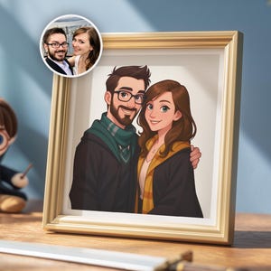 Könnte beinhalten: Ein gerahmtes, individuelles Porträt im Cartoon-Stil, das ein Paar zeigt, mit einem kleineren eingesetzten Foto der echten Personen. Der Rahmen ist goldfarben, und das Kunstwerk wird auf einer Holzoberfläche präsentiert. Der Text "Downloadable Custom Portrait" ist sichtbar.