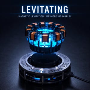 Op de afbeelding: Een zwevende arc reactor replica met een gloeiende blauwe lichtkern omringd door koperen spoelen. De basis is een ronde metalen standaard met de gegraveerde tekst "PROOF THAT TONY STARK HAS A HEART" en een zwarte stroomkabel aan de zijkant.