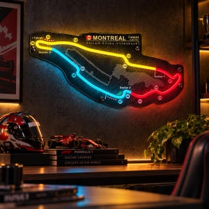 Op de afbeelding: Een wandgemonteerd LED-bord dat het Circuit Gilles-Villeneuve in Montreal, Canada, weergeeft. Het circuitontwerp is voorzien van oplichtende gele, blauwe en rode neonverlichting, met gedrukte labels voor sectoren, bochtnummers en de naam van het circuit.