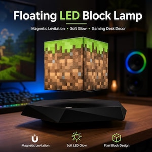 Könnte beinhalten: Eine schwebende LED-Blocklampe mit einem pixeligen Design aus brauner Erde und grünem Gras. Der Würfel schwebt mittels magnetischer Levitation über einem schwarzen, geometrischen Sockel. Der Text auf dem Bild lautet Floating LED Block Lamp, Magnetic Levitation, Soft Glow, Gaming Desk Decor und Pixel Block Design.