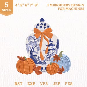 Op de afbeelding: Een borduurontwerp voor machines met een blauw-witte gemberpot met een grote oranje strik, omringd door twee oranje pompoenen, een lichtblauwe pompoen en herfstbladeren. Tekst: 5 SIZES, 4" 5" 6" 7" 8", EMBROIDERY DESIGN FOR MACHINES, DST, EXP, VP3, JEF, PES.