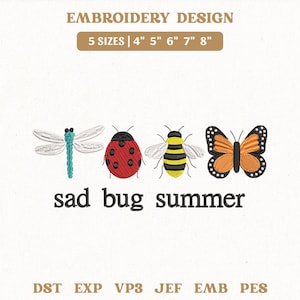 Op de afbeelding: Borduurontwerp met een libelle, lieveheersbeestje, bij en vlinder. Het ontwerp bevat de tekst "sad bug summer" en is verkrijgbaar in 5 maten: 10 cm, 13 cm, 15 cm, 18 cm en 20 cm.