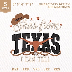 Könnte beinhalten: Ein Stickdesign für Maschinen mit einem braunen Cowboyhut, dem Text She's from TEXAS I CAN TELL, einem Longhorn-Stierkopf, Sternen und einer Seilbordüre. Enthält 5 Größen von 10 bis 20 cm und die Dateiformate DST, EXP, VP3, JEF, PES.