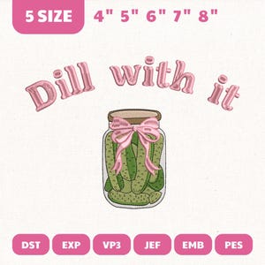 Pode incluir: Um design bordado com um frasco de picles com um laço rosa e a frase "Dill with it". O design inclui opções de tamanho de 10 cm a 20 cm e os tipos de arquivo DST, EXP, VP3, JEF, EMB e PES.