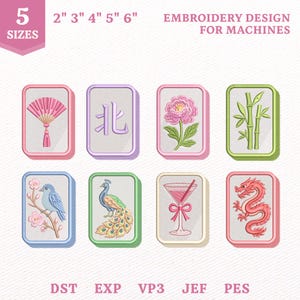 以下が含まれることがあります： ミシン用刺繍デザイン。ピンクの扇子、漢字、花、竹、青い鳥、孔雀、カクテルグラス、龍のモチーフが描かれた8枚の長方形タイル。テキストには「5 SIZES 2" 3" 4" 5" 6"」およびファイル形式が含まれています。