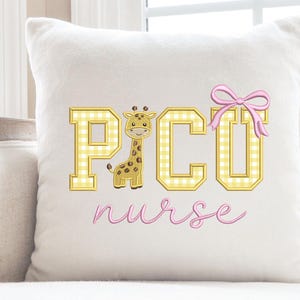 Puede incluir: Coj&iacute;n cuadrado blanco con el texto "PICO nurse" en amarillo y rosa. Las letras "PICO" tienen un dise&ntilde;o de cuadros amarillos con una jirafa en el medio. Un lazo rosa est&aacute; encima de la "O". La palabra "nurse" est&aacute; escrita en rosa.